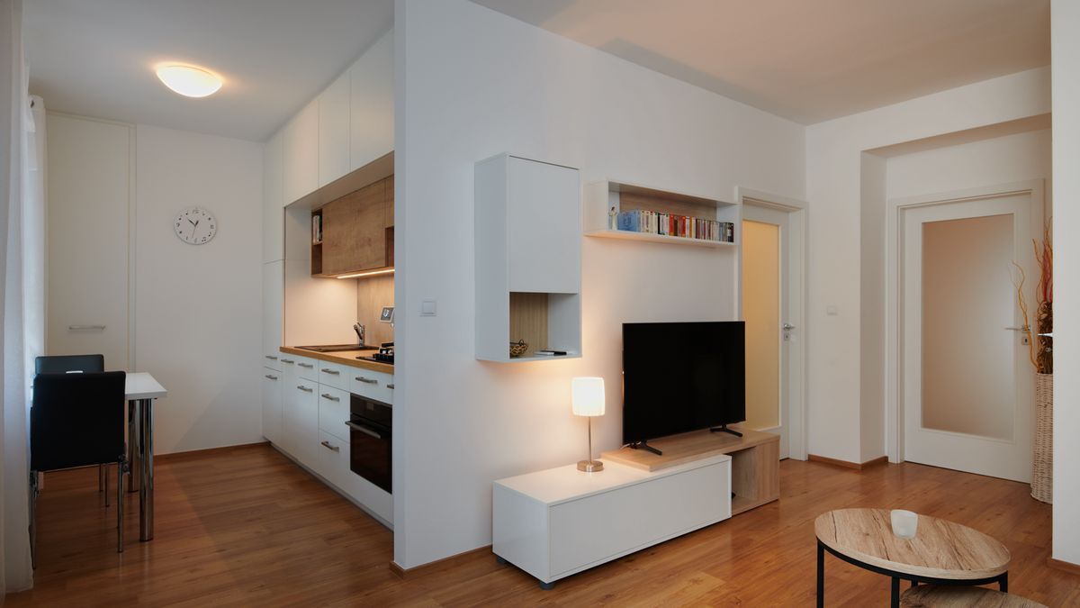 Proměnou malého bytu získala majitelka jednoduchý a účelně zařízený domov